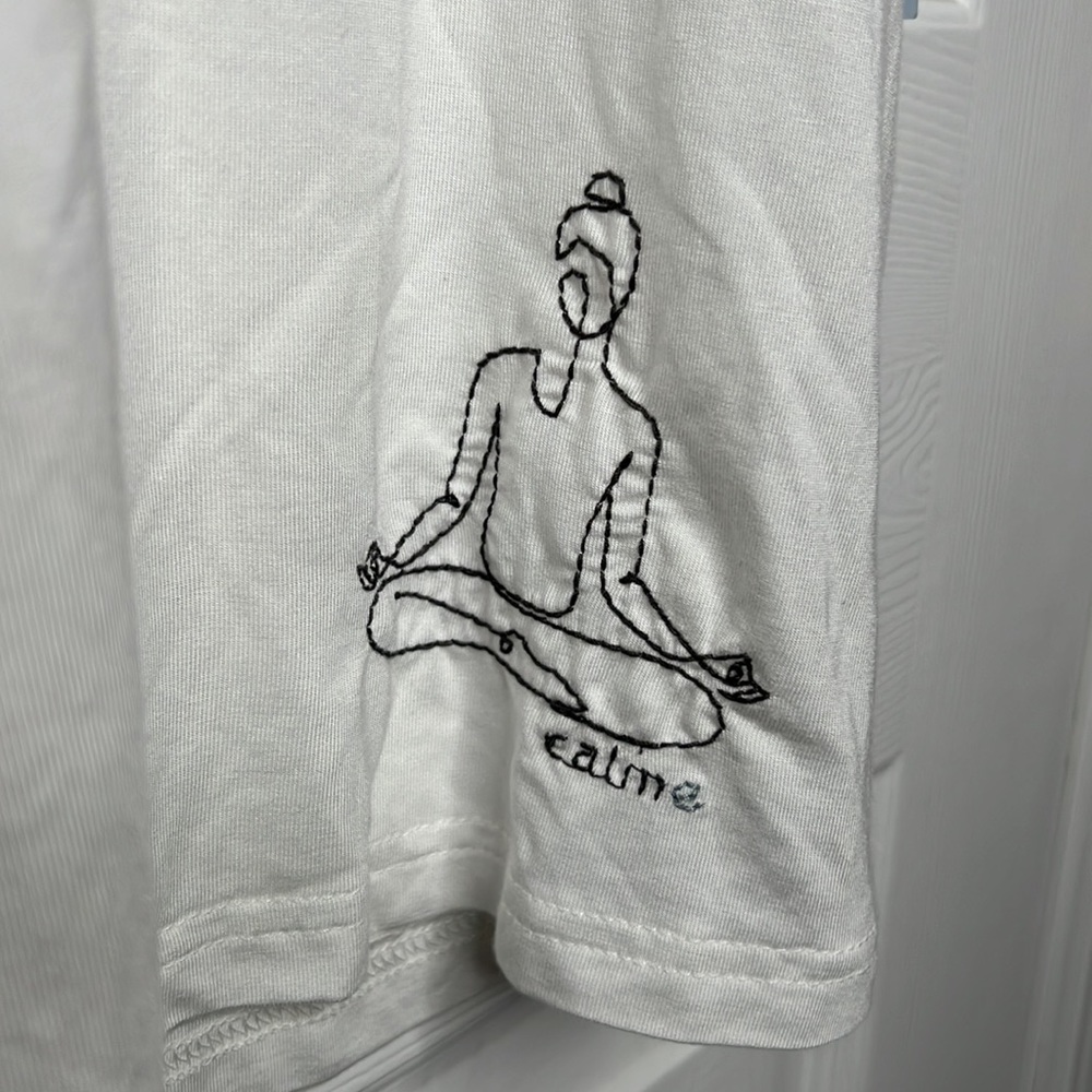Calme Womens T-Shirt White Short Sleeve Scoop Neck Embroidered Loose Yoga S New - Picture 2 of 4